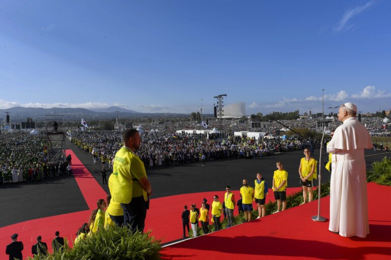 ارتفاع عدد السكان الكاثوليك في جميع أنحاء العالم، وانخفاض الدعوات ارتفاع عدد السكان الكاثوليك في جميع أنحاء العالم، وانخفاض الدعوات