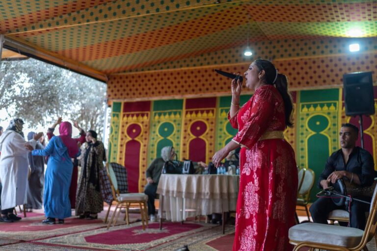 من الحانات الحضرية إلى حفلات الزفاف الريفية، يكسر المغنون الشعبيون المغاربة الحواجز ويحافظون على التقاليد حية