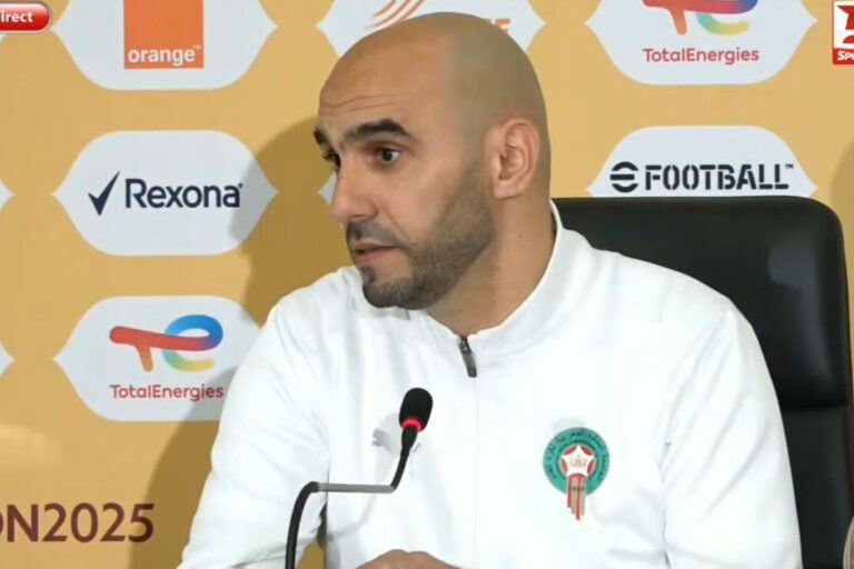وليد الركراكي يشعر بالحرارة بينما يستعد المغرب لنهائي كأس الأمم الأفريقية 2025 وليد الركراكي يشعر بالحرارة بينما يستعد المغرب لنهائي كأس الأمم الأفريقية 2025